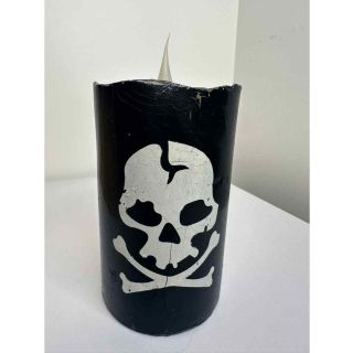 skull-flickering-candle